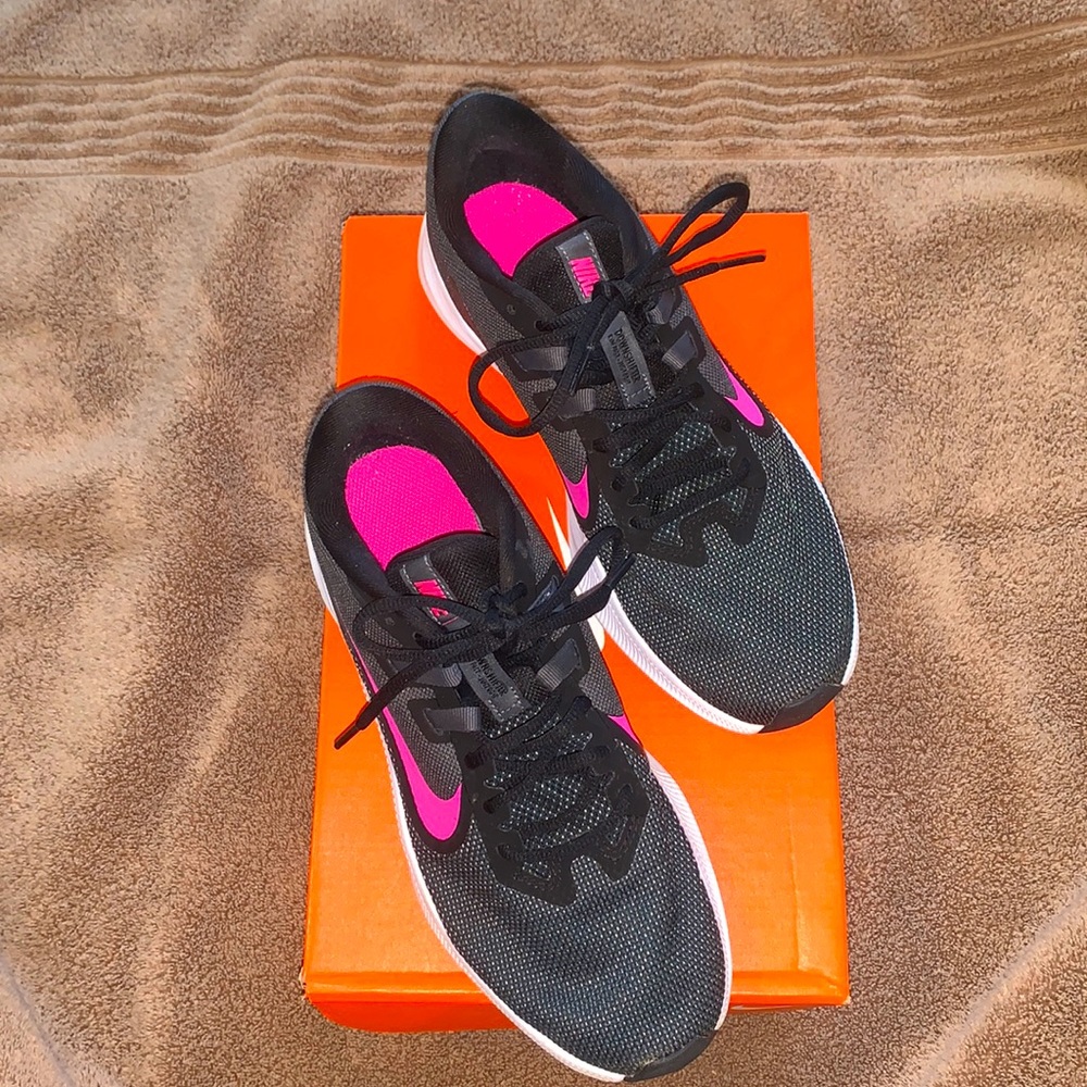 Nike Women's Downshifter 9 Running shoe Size 8.5 Black/Fuchsia/Dark Grey